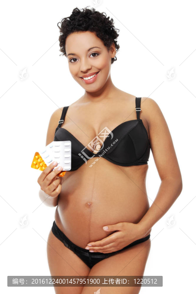 孕婦穿著黑色內(nèi)衣。