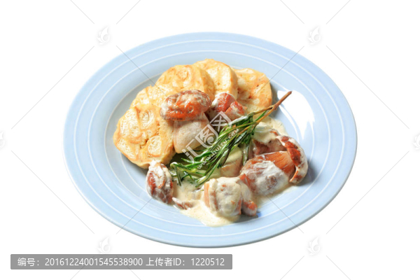 牛肝菌蘑菇奶油汁和餃子