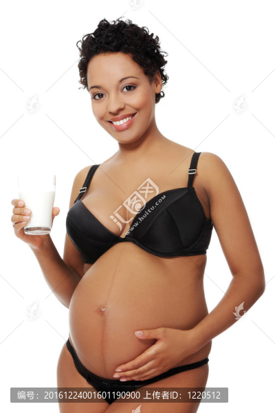 孕婦穿著黑色內衣。
