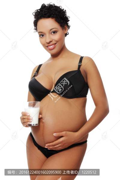 孕婦穿著黑色內(nèi)衣。