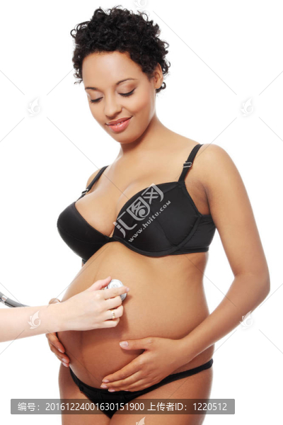 孕婦穿著黑色內(nèi)衣。