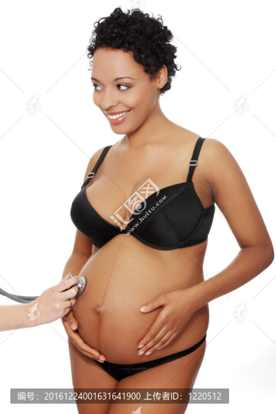 孕婦穿著黑色內(nèi)衣。