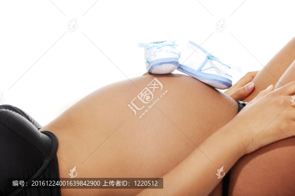 晚期妊娠的腹部。