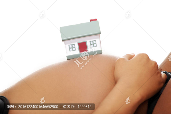 晚期妊娠的腹部。