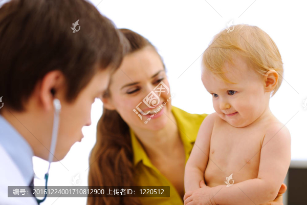 與寶寶玩的兒科醫(yī)生檢查猶豫