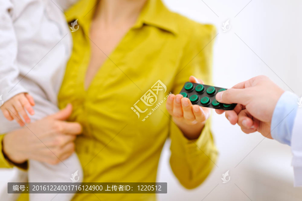 在醫(yī)生的手給嬰兒母親丸特寫