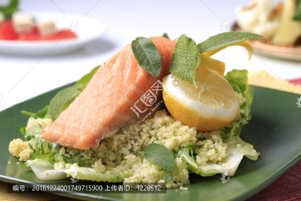 三文魚和蒸粗麥粉