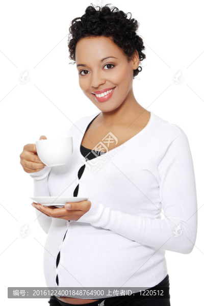 懷孕的女人和一杯咖啡。