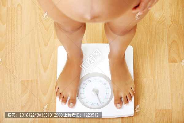 站在天平上的孕婦。