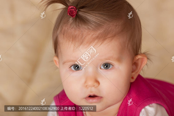 一個可愛的蹣跚學步的孩子，額頭上有一條尾巴