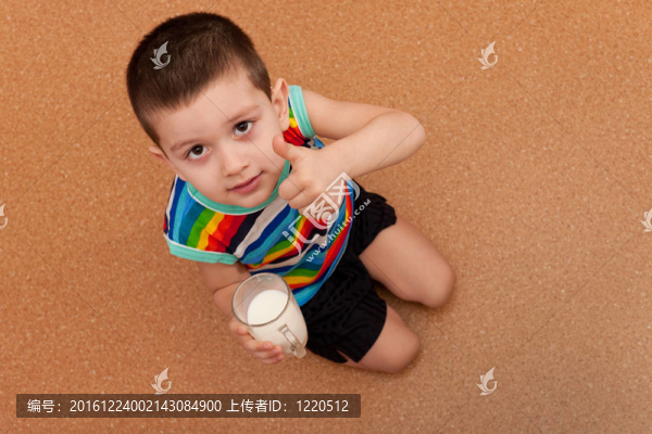 喝牛奶嚴重的小男孩