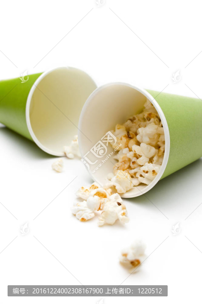 綠色紙杯中的爆米花