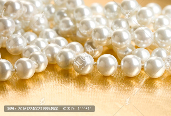 金色表面上的珍珠串