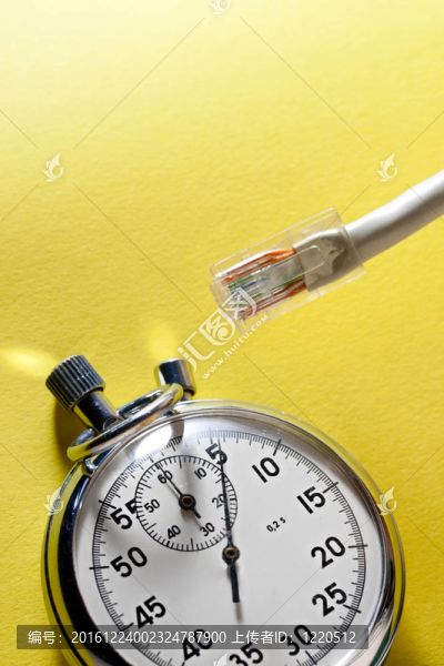 以太網(wǎng)電纜和黃色秒表