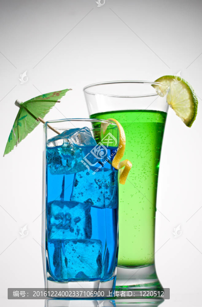 兩個(gè)冷雞尾酒裝飾