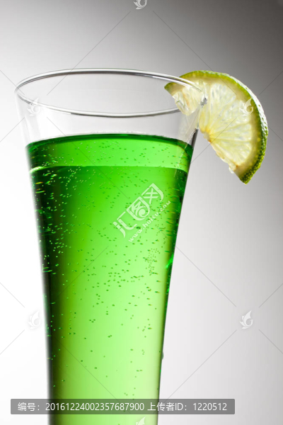綠雞尾酒配一片酸橙