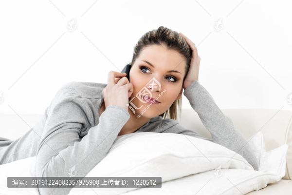 用手機放松的女人