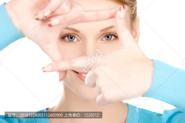 可愛的女人用手指創(chuàng)造一個(gè)框架