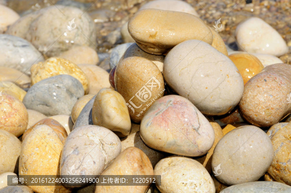 海水在沙灘上的鵝卵石飛濺