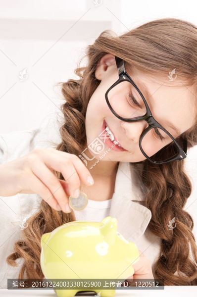 帶小豬存錢(qián)罐和硬幣的小女孩