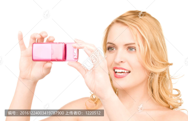 快樂女人用手機拍照
