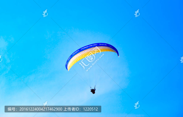 降落傘對純藍(lán)天