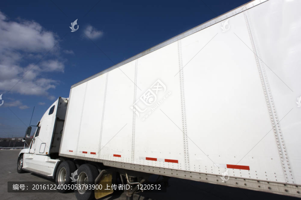白色半卡車