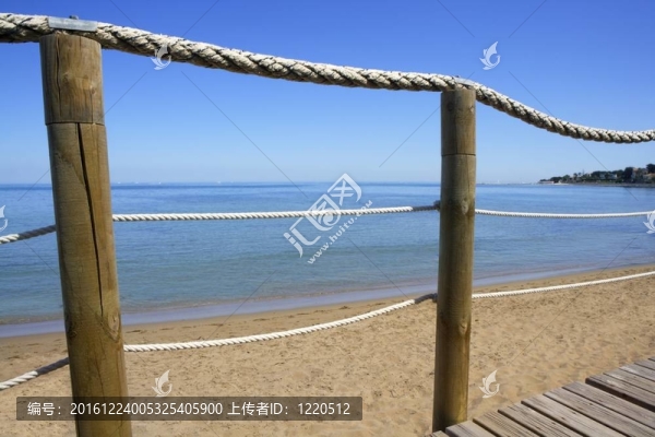 木欄桿上的海灘上的繩子