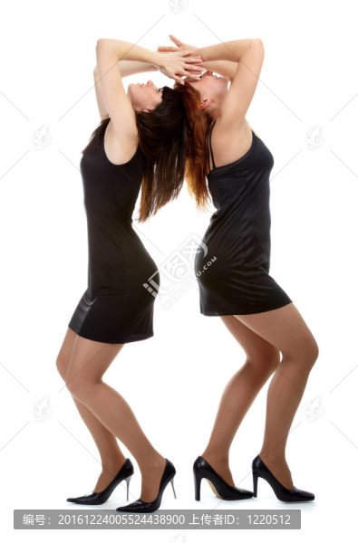 穿黑裙子的女孩