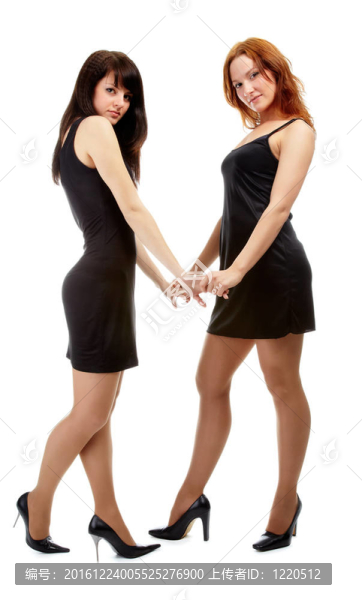 穿黑裙子的女孩