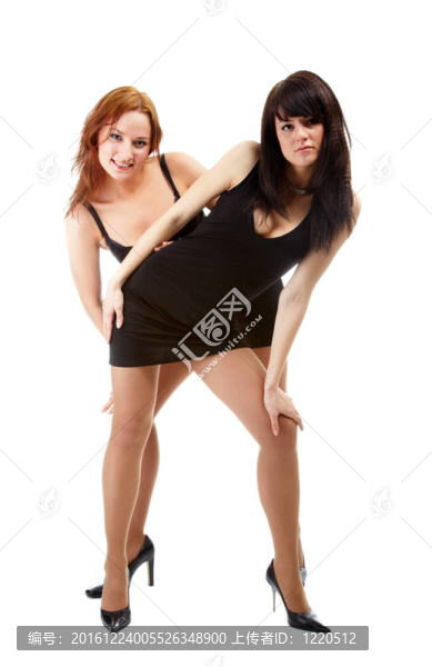 穿黑裙子的女孩