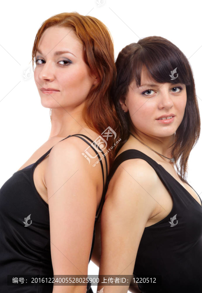 穿黑裙子的女孩