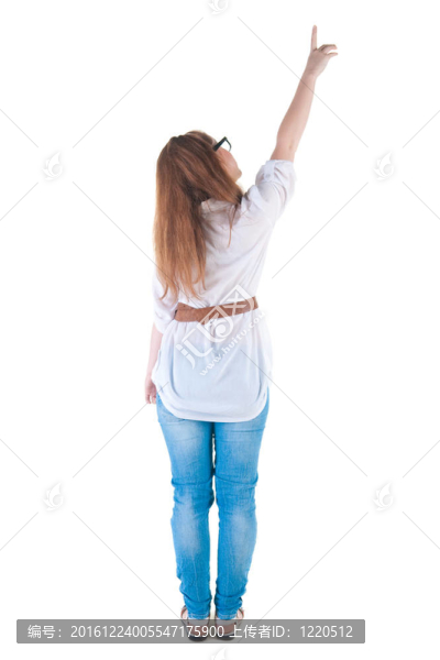 年輕女子指著墻上。