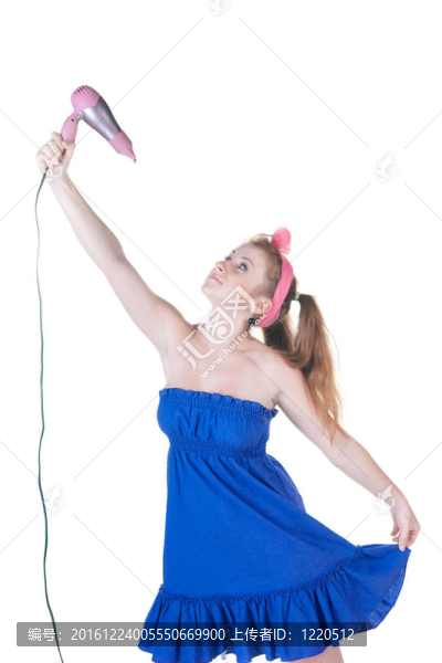 紅發(fā)女孩用吹風(fēng)機(jī)。