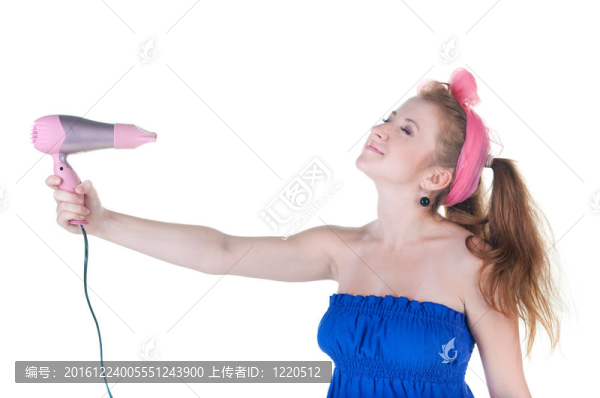 紅發(fā)女孩用吹風(fēng)機(jī)