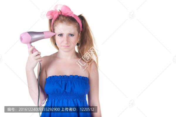 紅發(fā)女孩用吹風(fēng)機(jī)