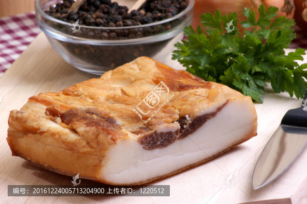 在有歐芹的木板上放上肥咸肉