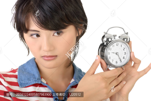 抱鬧鐘的女人