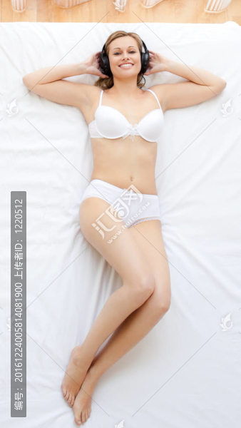 積極的女人聽(tīng)音樂(lè)