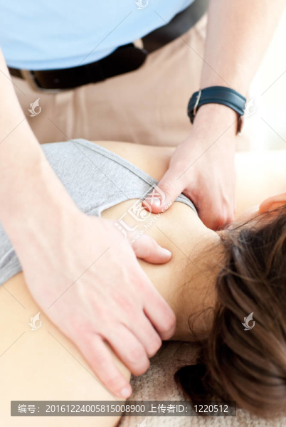 年輕男子做健身操與女人