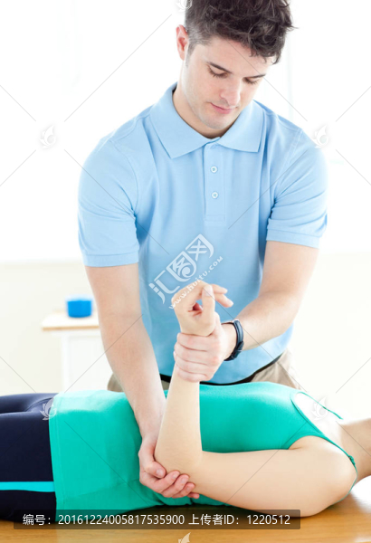 帥哥和女人做健身操