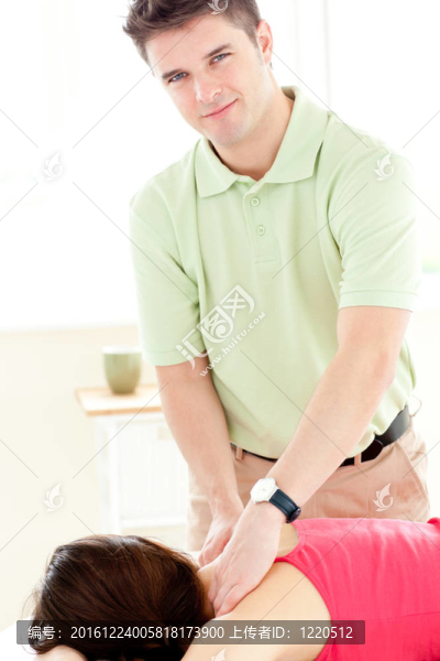微笑男子與女子做健身操