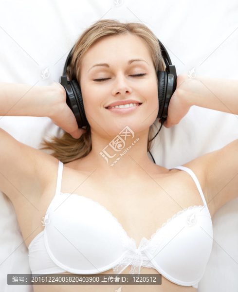 放松的女人聽音樂