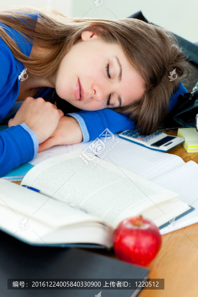 漂亮女孩睡在書桌前