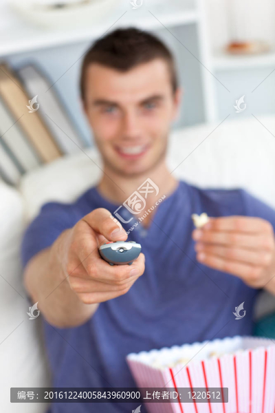 微笑的人看電視