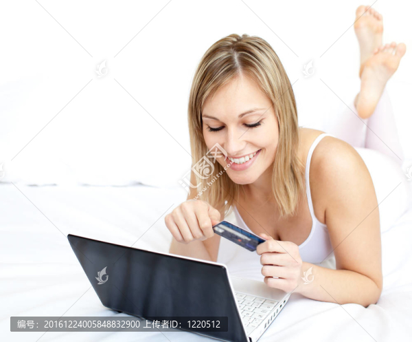 躺在沙發(fā)上的性感女人