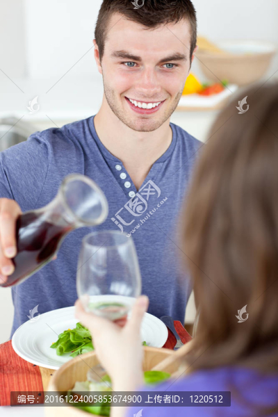 年輕人與女人吃飯
