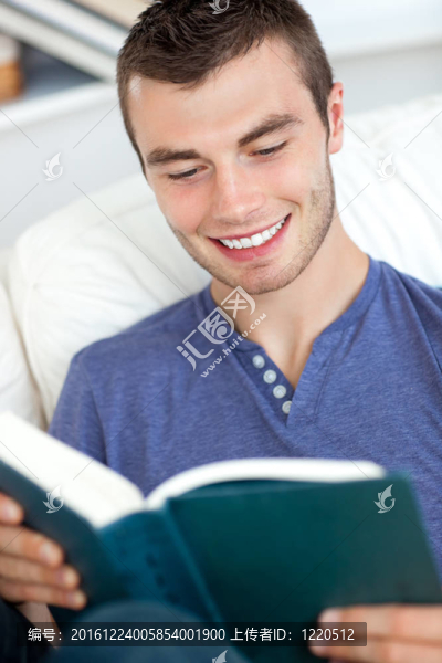有魅力的男人在李讀一本書