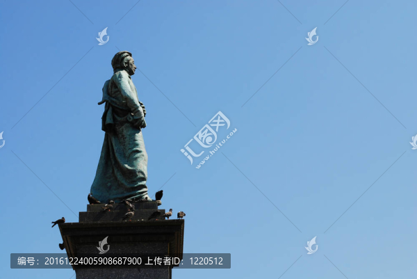 在波蘭詩人亞當(dāng)·密茨凱維奇的雕像