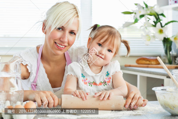慈祥的母親和孩子烘烤餅干